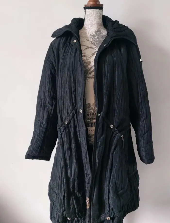 Manteau noir long et plissé