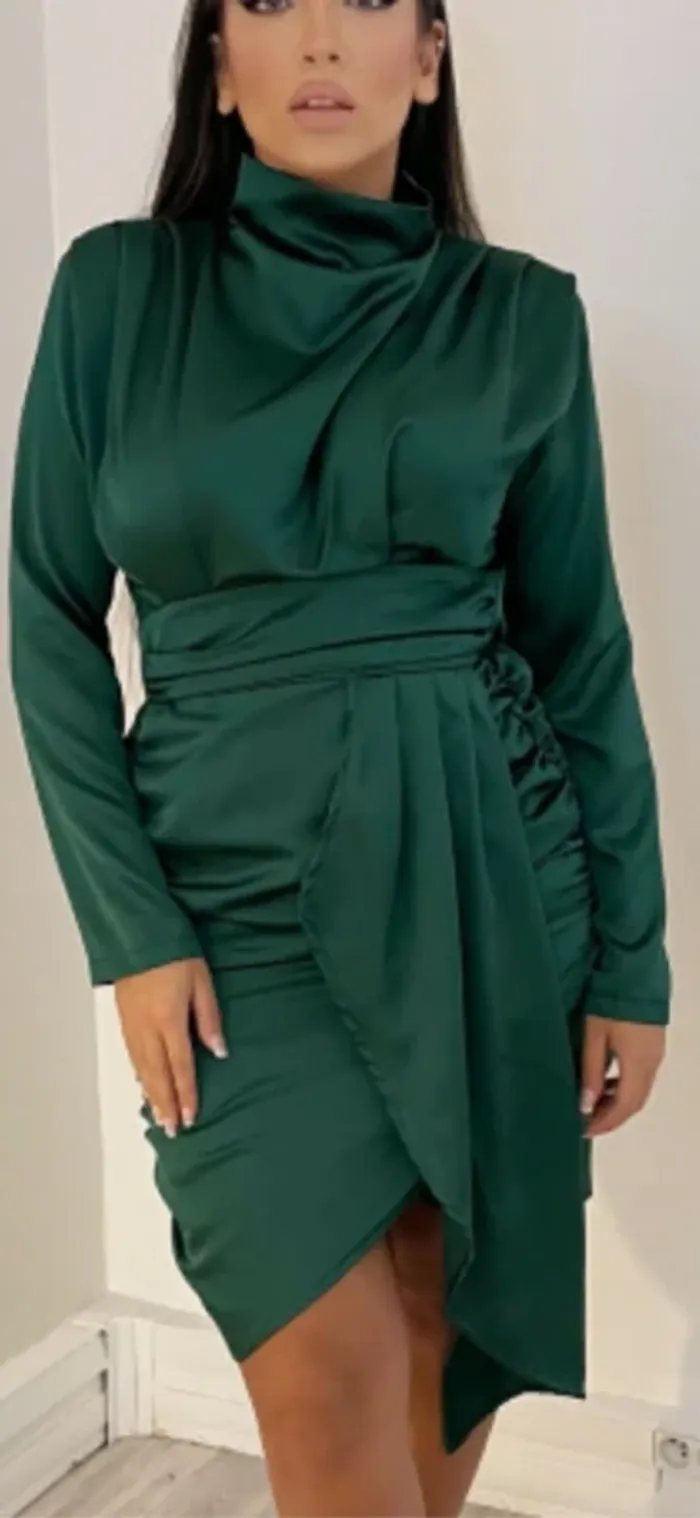 Robe en satin vert drapée - photo numéro 3