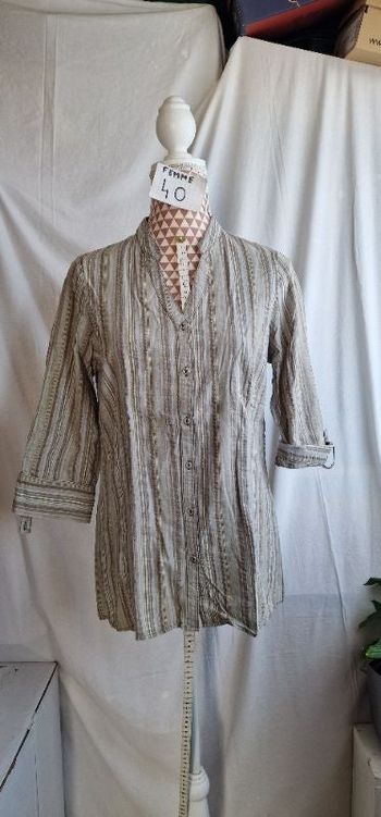 Chemisier, vert, a fines rayures marron,en très très bon état, en coton, manches relevable