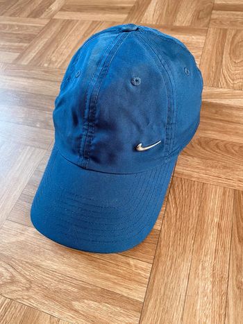 Casquette bleu marine Nike sans structure avec Swoosh métallique