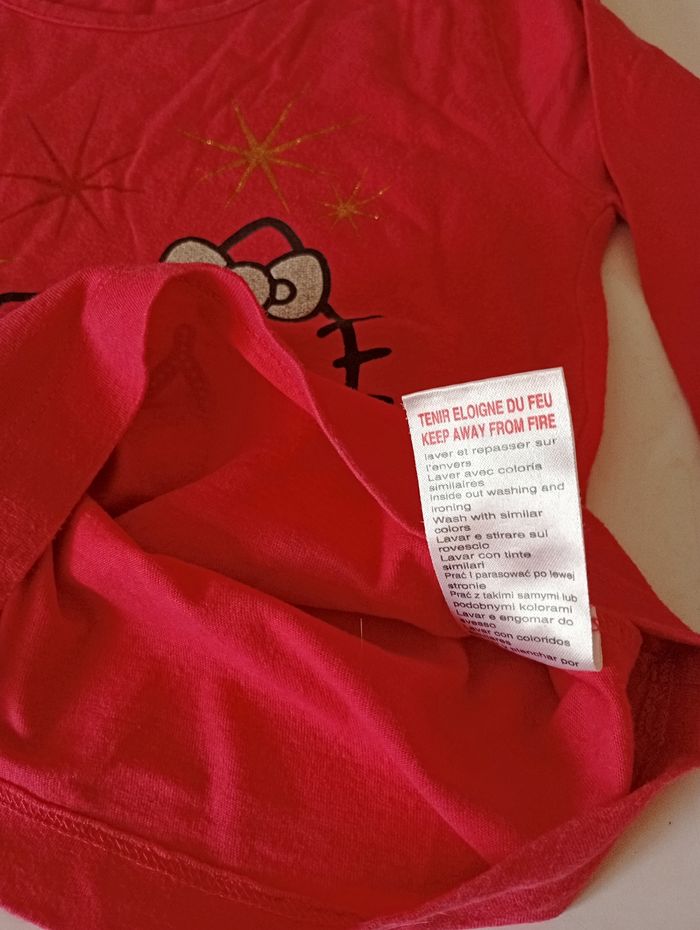 Tee-shirt manches longues.3 ans . Coton rose fushia ,motifs pailletés argent et or .Hello Kitty. Très bon état. - photo numéro 10