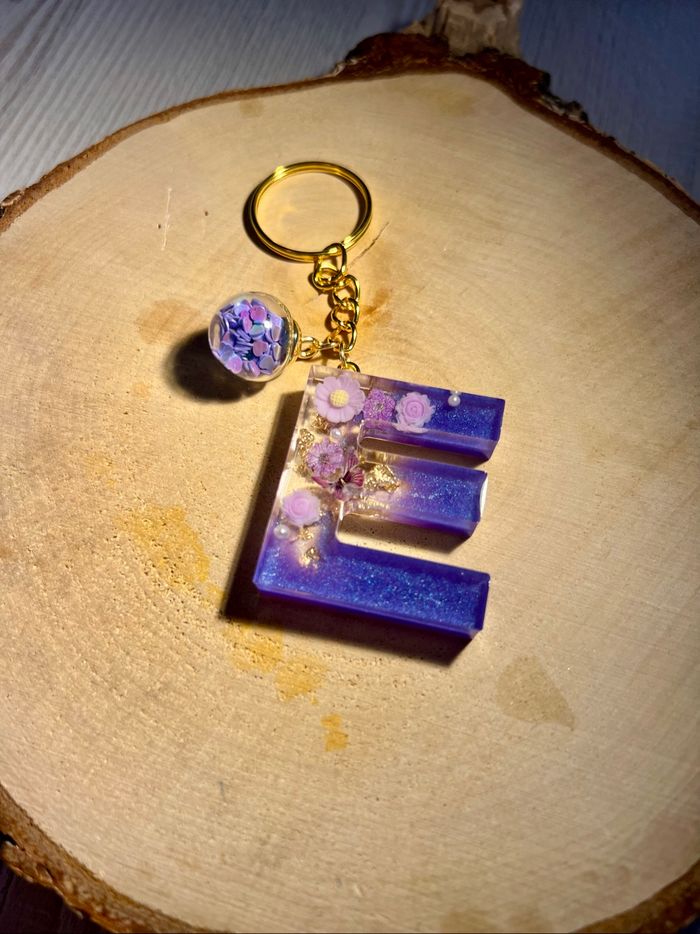 Porte-clés lettre E en résine - photo numéro 3