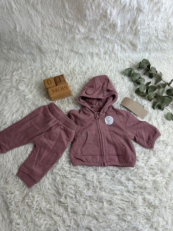 Ensemble gilet zippé et pantalon Kiabi taille 1 mois