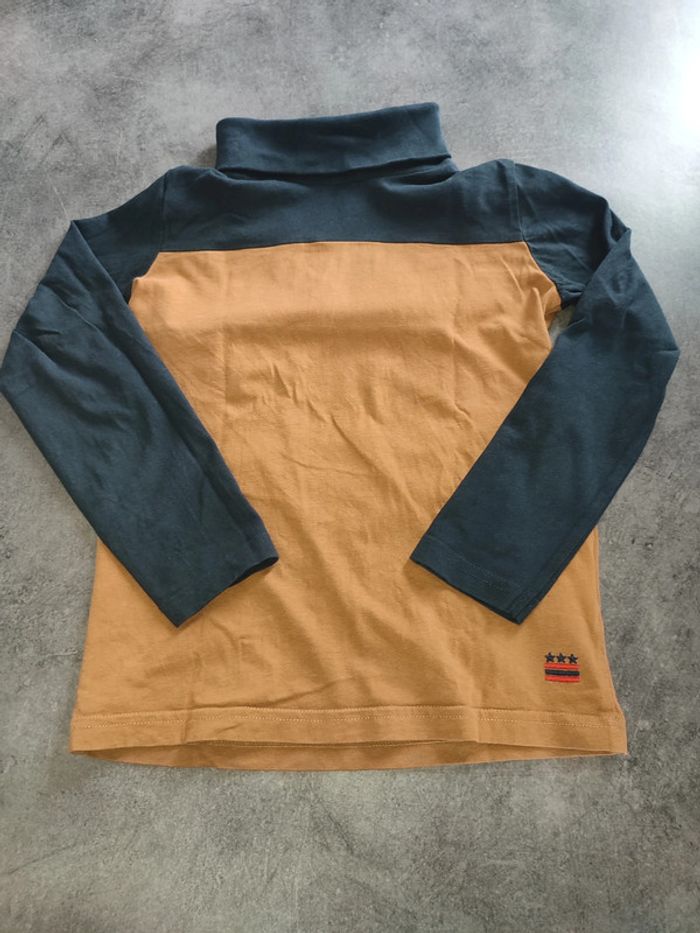 sous pull marron et bleu foncé