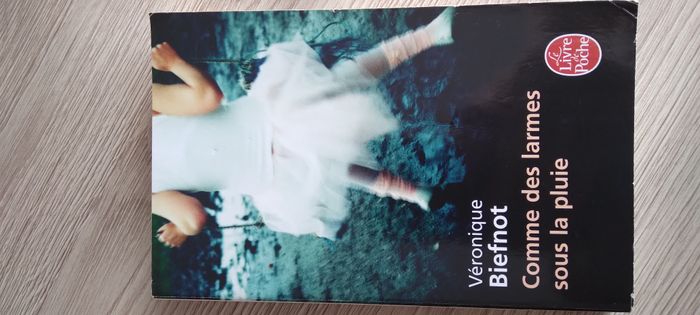 Livre "Comme des larmes sous la pluie" de Véronique Biefnot