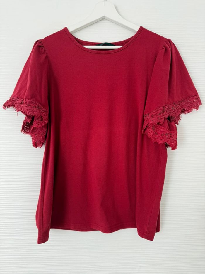 Haut t-shirt rouge framboise à manches courtes volants en dentelle col rond