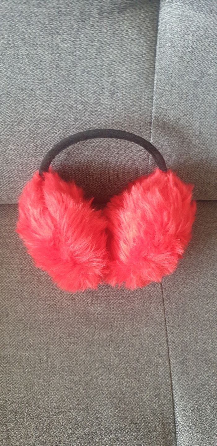 Cache oreille rouge