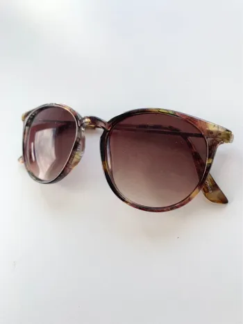 Paire de lunettes de soleil 😎 femme