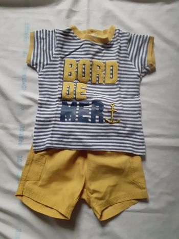 Ensemble tee shirt rayé marine et blanc avec écriture jaune et short jaune