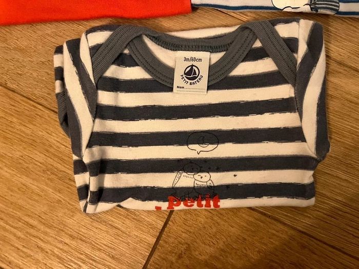 Lot de 5 bodies manche courte petit bateau 3 mois très bon état - photo numéro 2