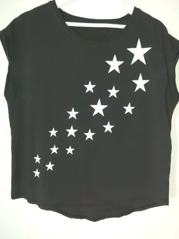 T.shirt noir etoiles
