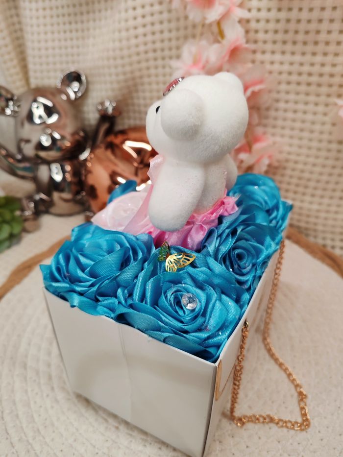 Box fleurale avec rose en satin - photo numéro 8