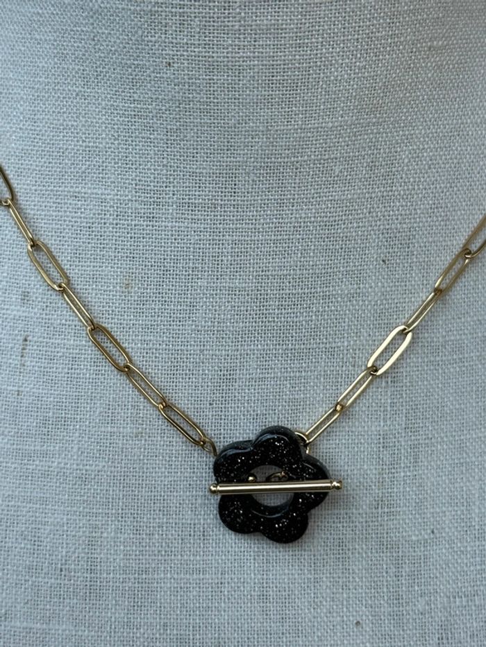 Collier mailles larges acier inoxydable or fleurs résine noire