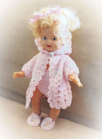 Poupée doll ari ancienne blonde blond hair cheveux bouclé yeux bleu blue tricot vichy rose pink
