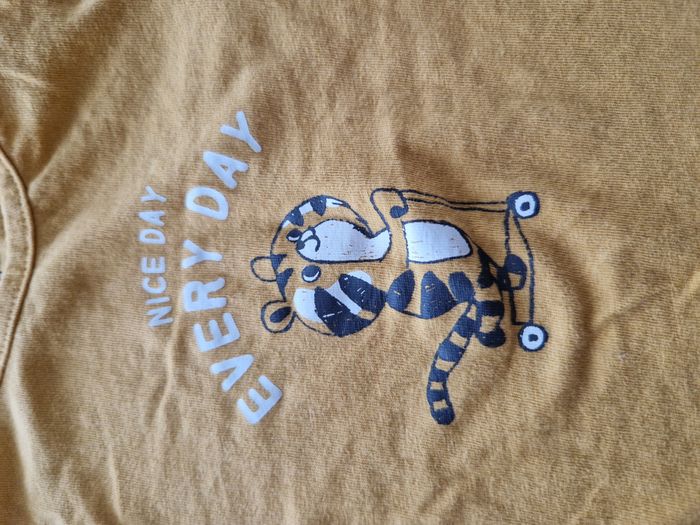 T-shirt Manches Longues Jaune Moutarde Tigre sur Trottinette Kiabi - 6 mois - photo numéro 2