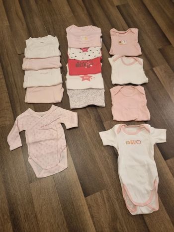 Lot de 14 bodies, 1 pantalon de jogging, 1 t-shirt, 2 leggings. Fille. Taille 3 mois. TBE