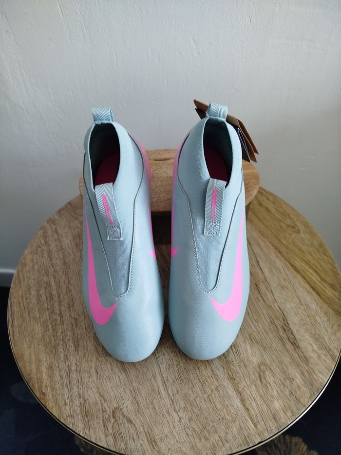 Crampons Nike T 36 - photo numéro 2