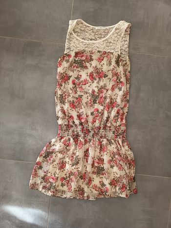 Robe courte a dentelles devant