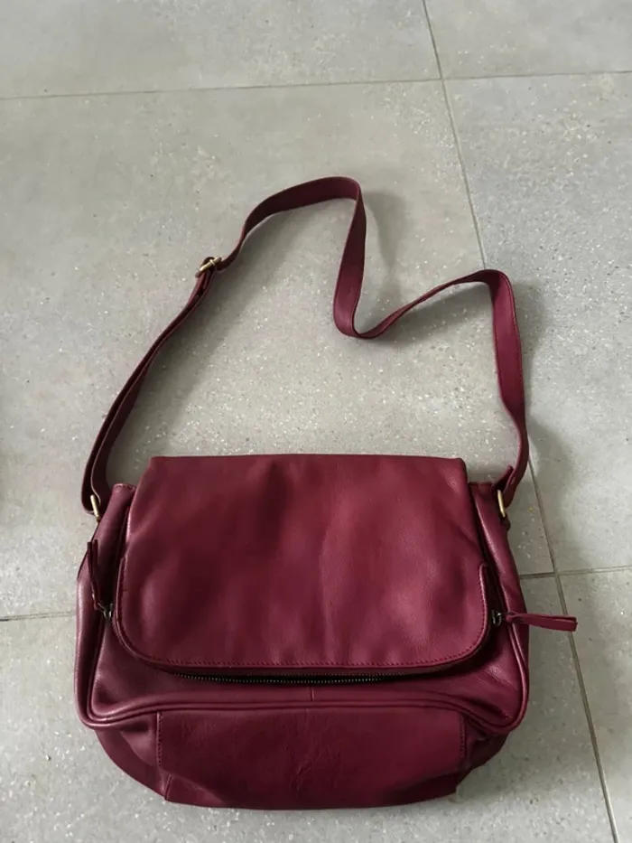 Sac à bandoulière bordeaux Betty London, très bon état, 32x20cm