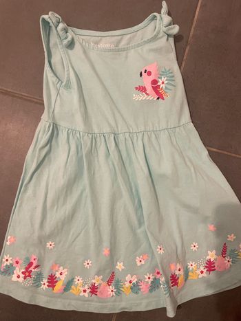 Robe avec fleurs et perroquet