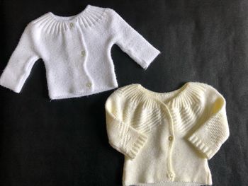 Lot de 2 brassières en maille blanche et jaune naissance
