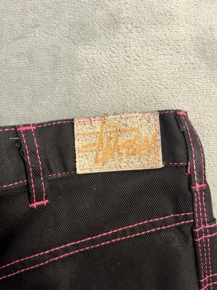 Short/Jort Stussy Black Embroidered Pink Big Logo Back – Taille M - photo numéro 6