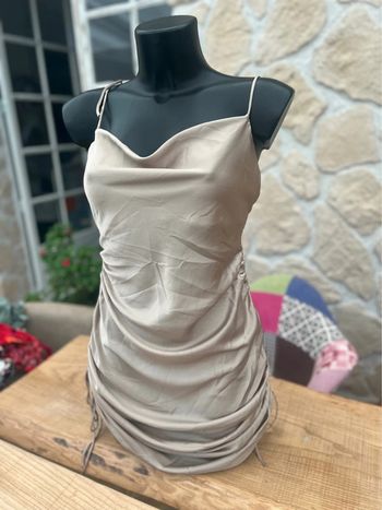 Robe d’été mango femme taille S beige satinée neuve soirée sexy  avec étiquette 36 été