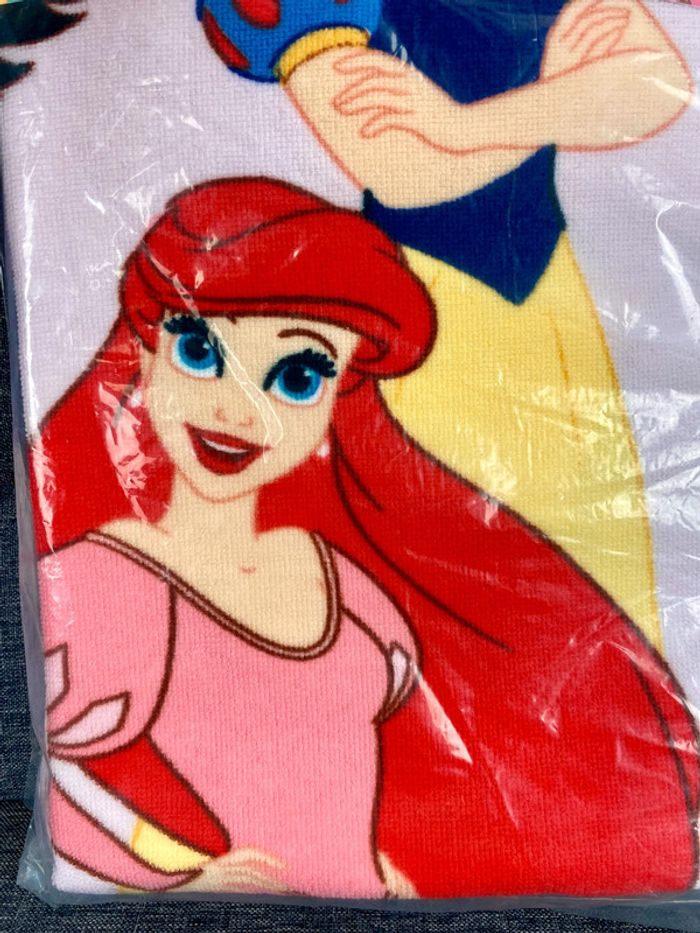 Disney Princesses Serviette de plage douce en microfibre NЕUF (prix normal: 19eur) - photo numéro 2
