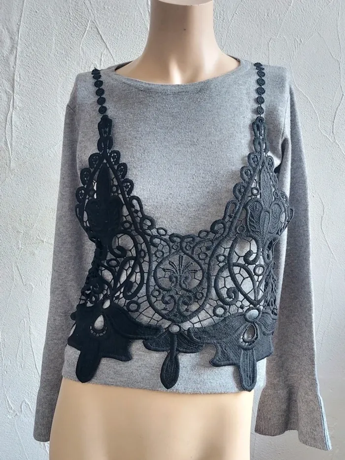 Pull gris avec dentelle noire
