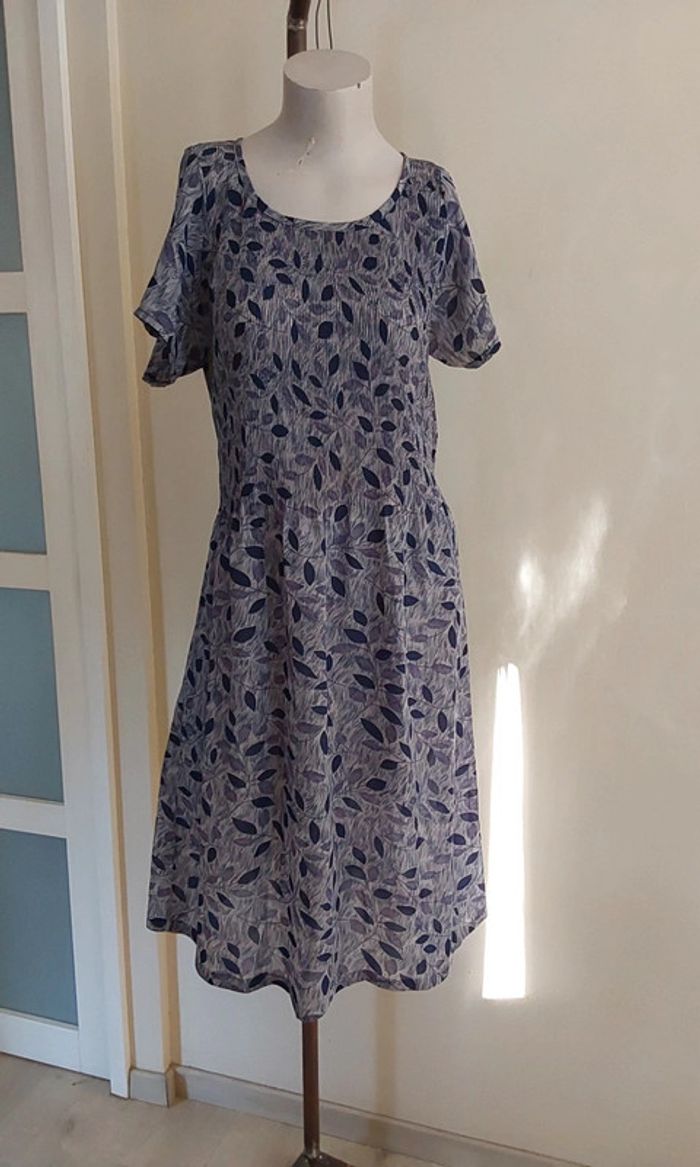 Robe fluide imprimée dans les tons de violet,lila et parme. T 42