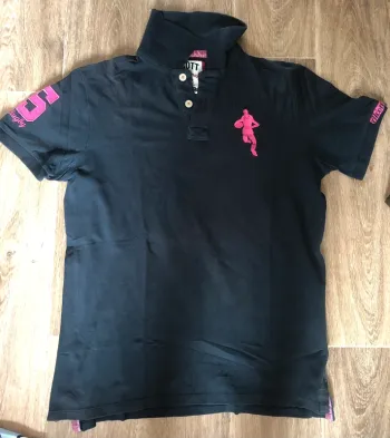 Polo bleu marine avec détails rose