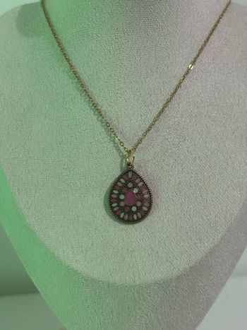 Collier doré pendentif goutte violet – Style bohème chic