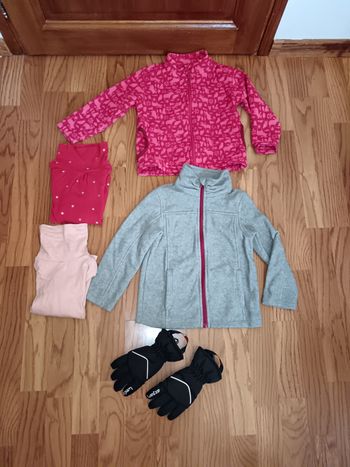 Lot ski 4 ans vestes polaires, sous pulls col roulés et gants
