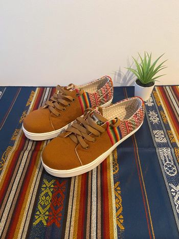 Baskets en toile marron motifs Pérou