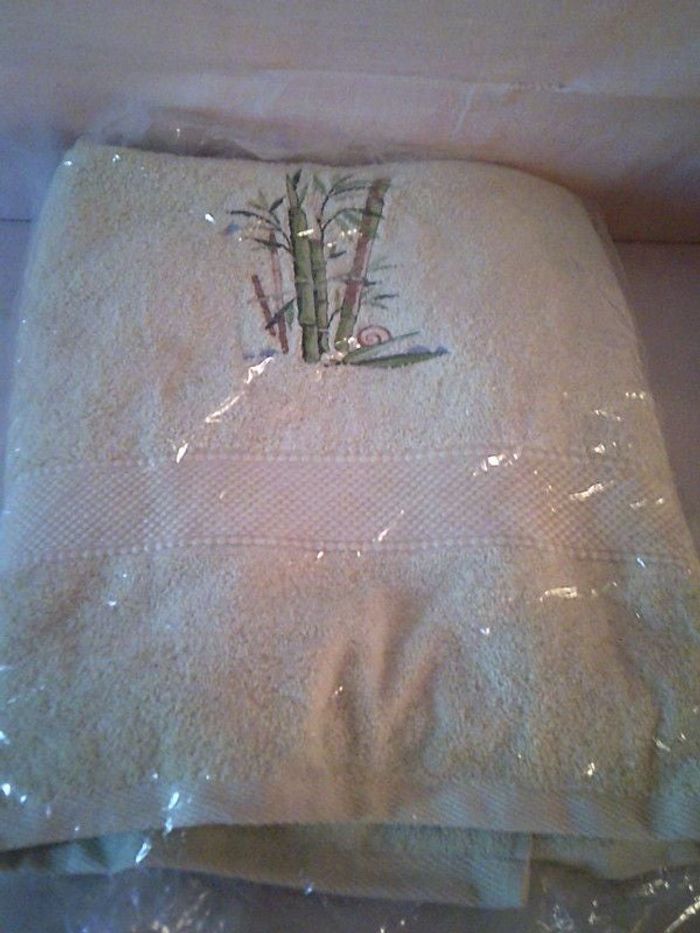 Drap de douche éponge vert clair brodé