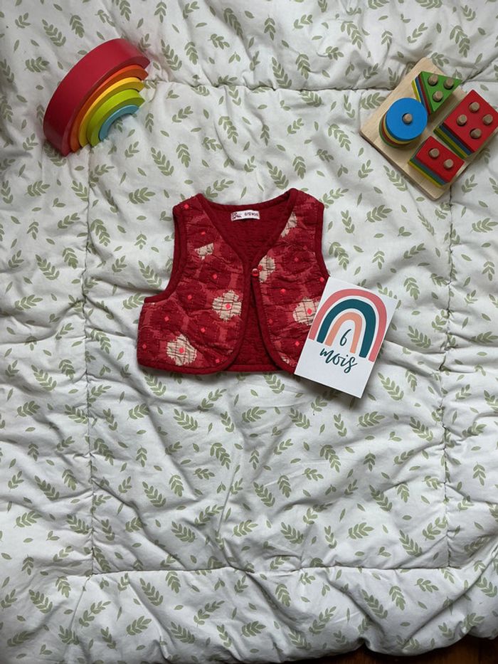 veste matelassée sans manches rouge et rose 6/12 mois du pareil au même