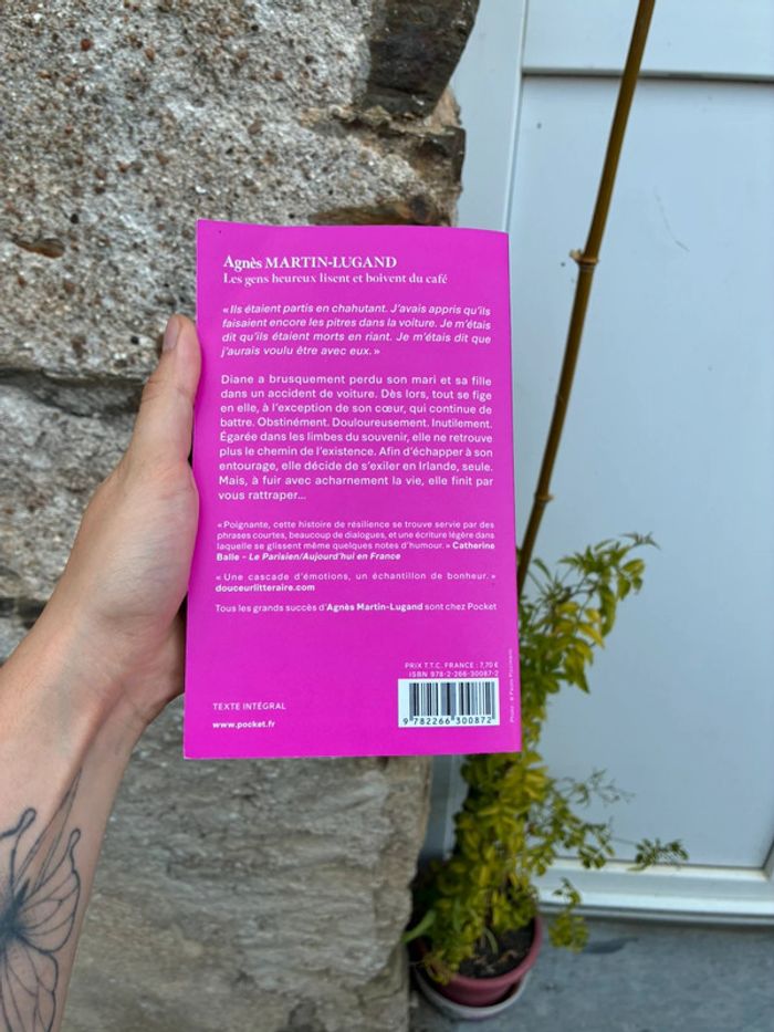 Les gens heureux lisent et boivent du café - photo numéro 3