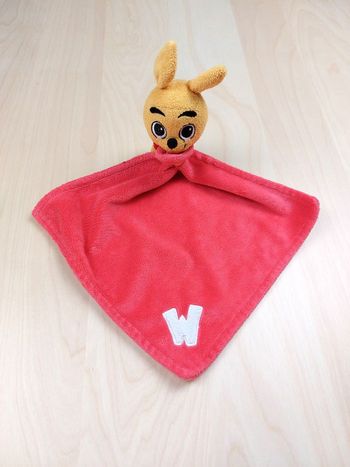 Doudou peluche kangourou jaune WALIBI mouchoir rouge lettre W sos doudou
