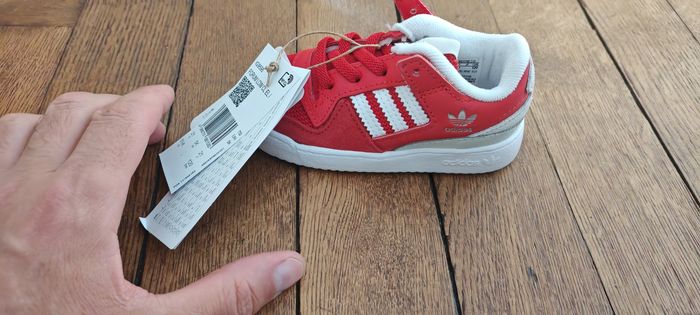 Basket enfant adidas taille 21 rouge blanc neuve - photo numéro 3