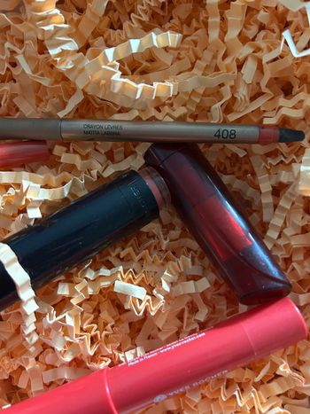 Lot de 3 rouges à lèvres + 1 Crayons