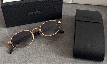 Lunettes de Soleil Prada