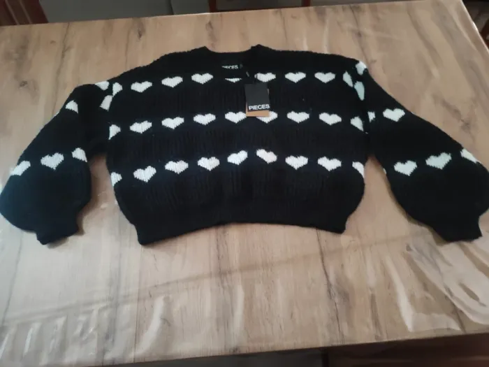 Pull col V Pieces noir Taille L. Neuf, pour un look élégant et tout confort !