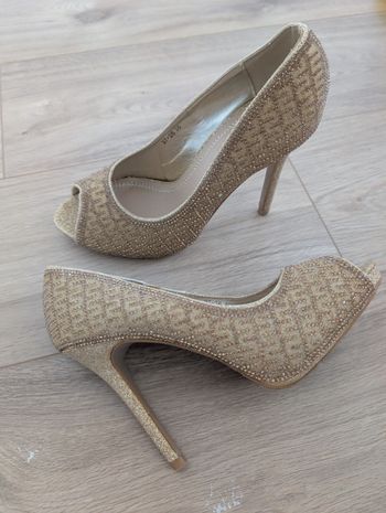 Chaussures hauts talons dorées 38