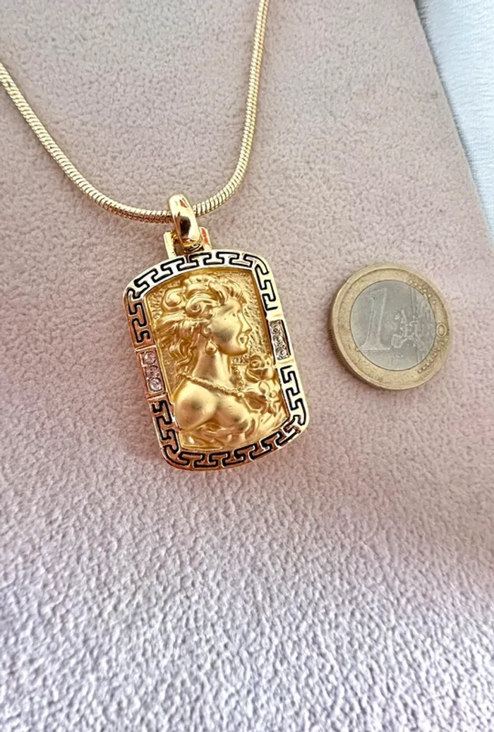 Collier médaillon femme dorée – Inspiration art classique