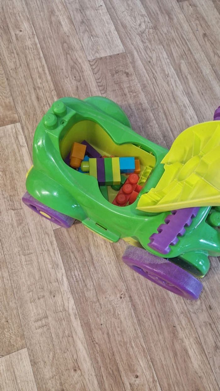 Voiture dinosaure roulante avec lego - photo numéro 2