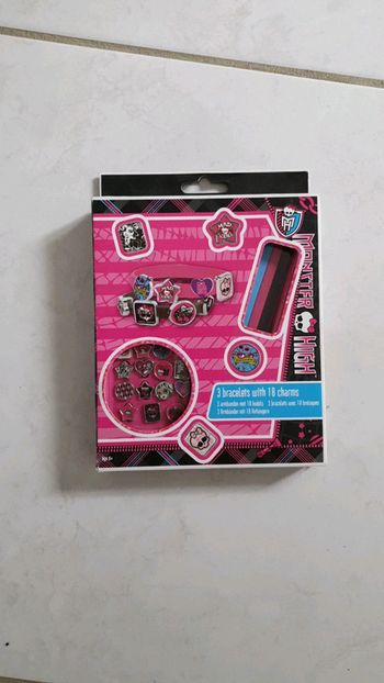 3 bracelets avec breloques Monster high Neuf YY