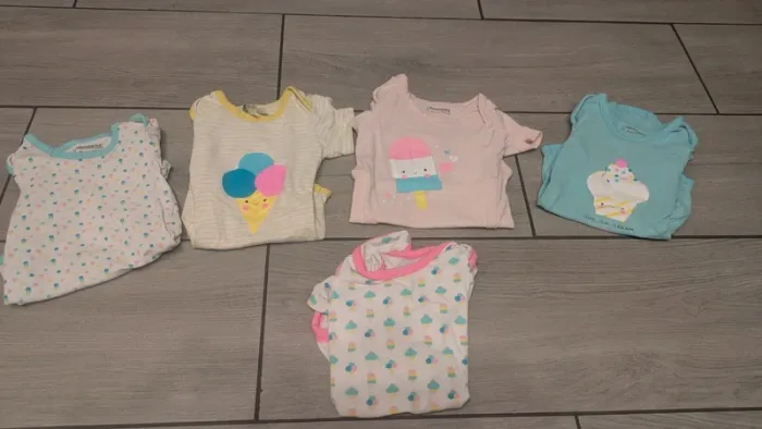 Lot 5 bodys 9 mois