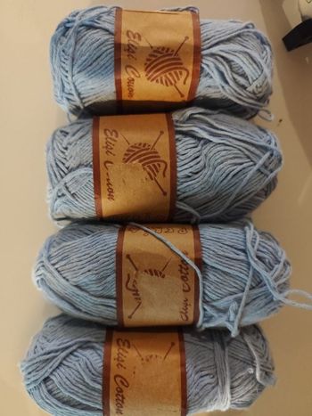 4 pelotes de 100gr bleu