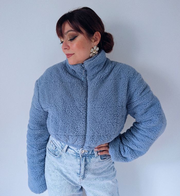 Blouson court cropped teddy doudoune fausse fourrure style sherpa bleu ciel cosy chaud tendance hiver Bershka Taille 40 L 
Très bon état - photo numéro 2