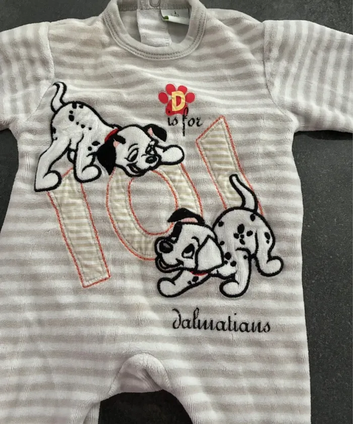 Pyjama Grenouillère 101 dalmatiens Taille 1 mois - photo numéro 2